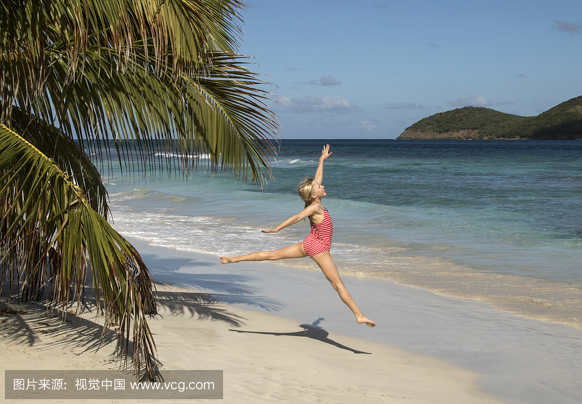 在Culebra,PR的一个性感上跳起来a性感海滩臀翘丰满图片