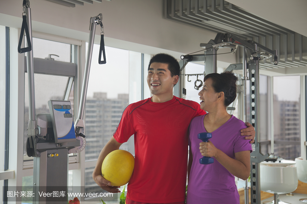 成熟的妇女与她的教练在工作后