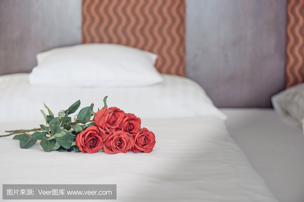 优雅的酒店房间配有一束玫瑰花。浪漫的周末概