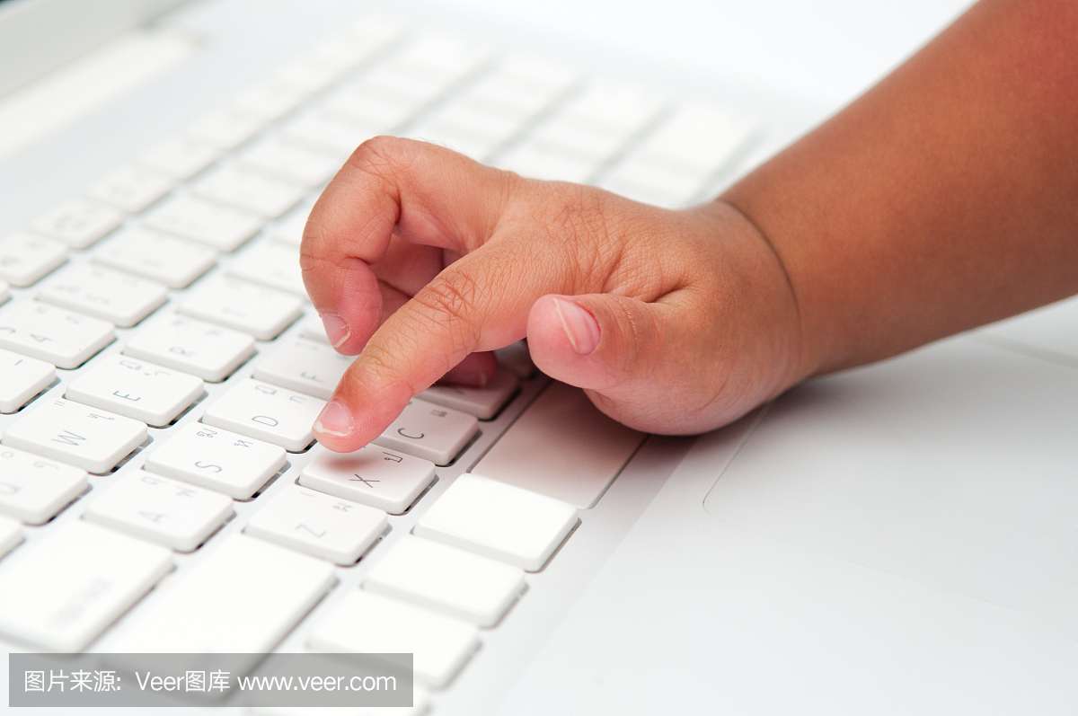 一个孩子的小手指在键盘上打字