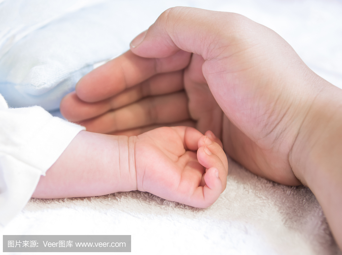 新生婴儿手套由男性护理
