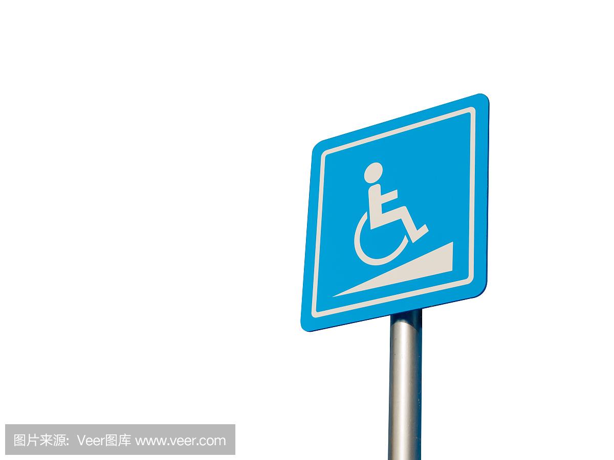 残疾人停车位和轮椅方式标志和符号在一个极点
