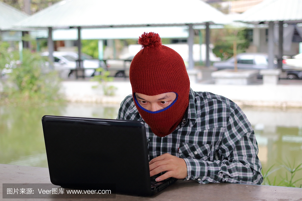匿名黑客黑客窃取笔记本电脑的数据。