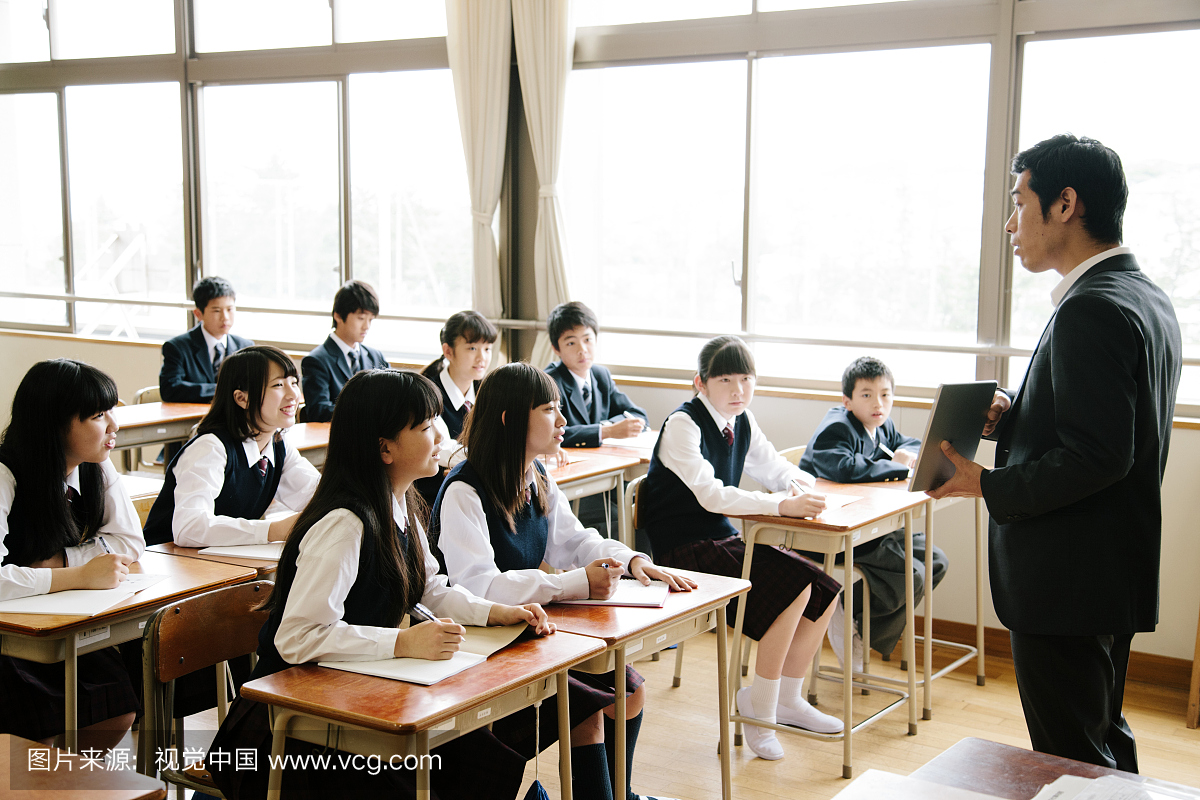高中班和老师与平板电脑,日本