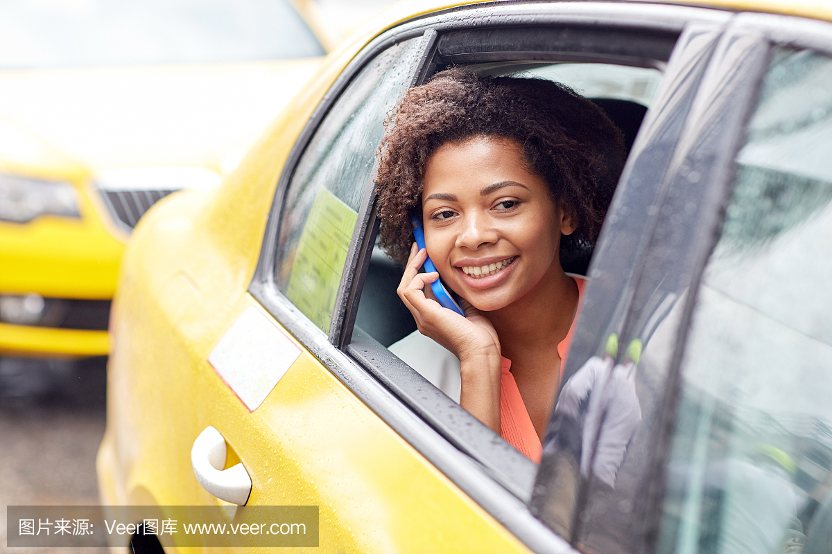 快乐非洲女人打电话在出租车上的智能手