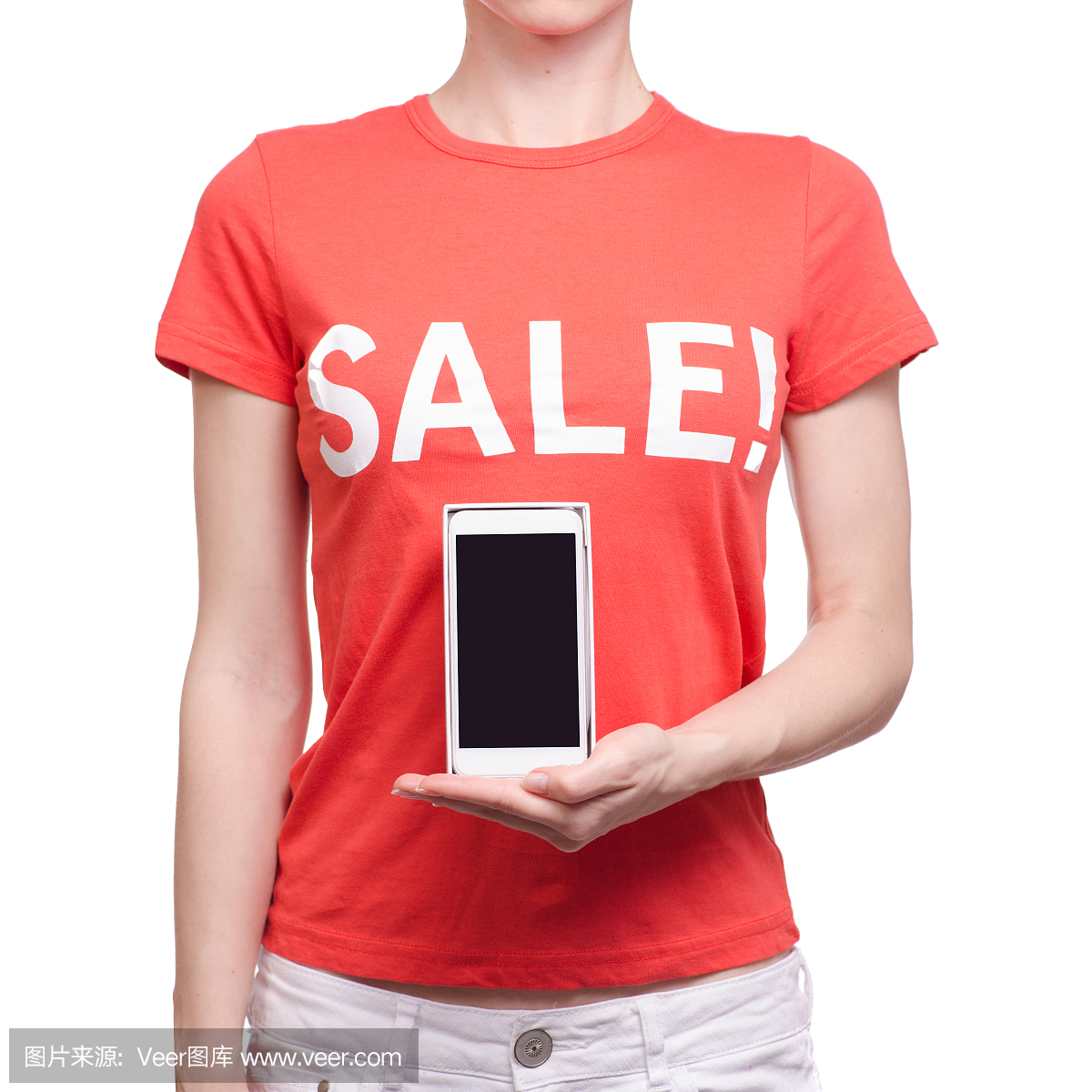 与题字出售在手t恤的女人智能手机手机店购买
