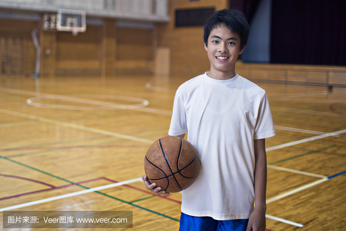 在学校体育馆打篮球