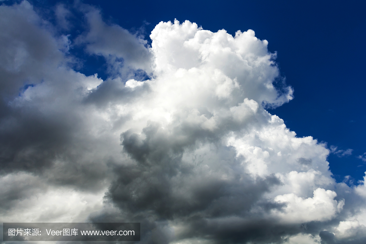 深灰色戏剧性的天空与大云彩