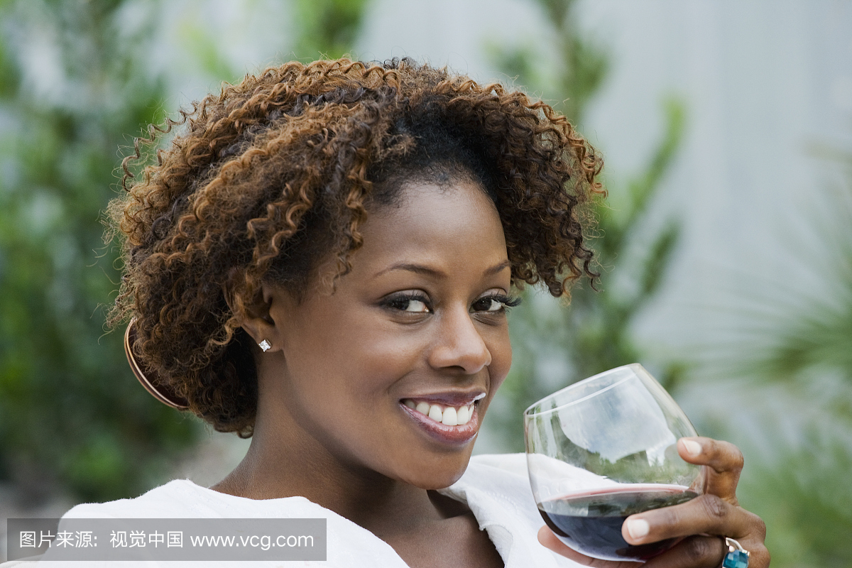 非洲妇女喝红酒