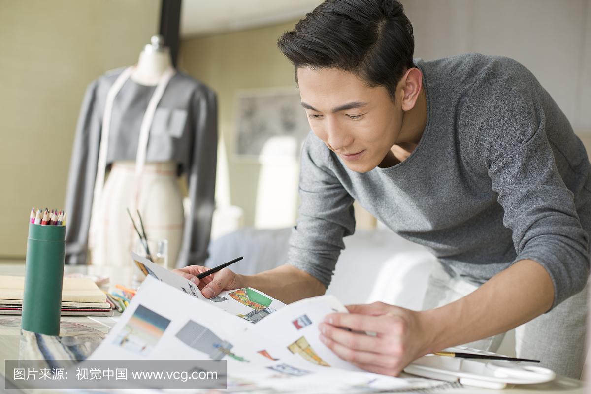 服装设计师画草图