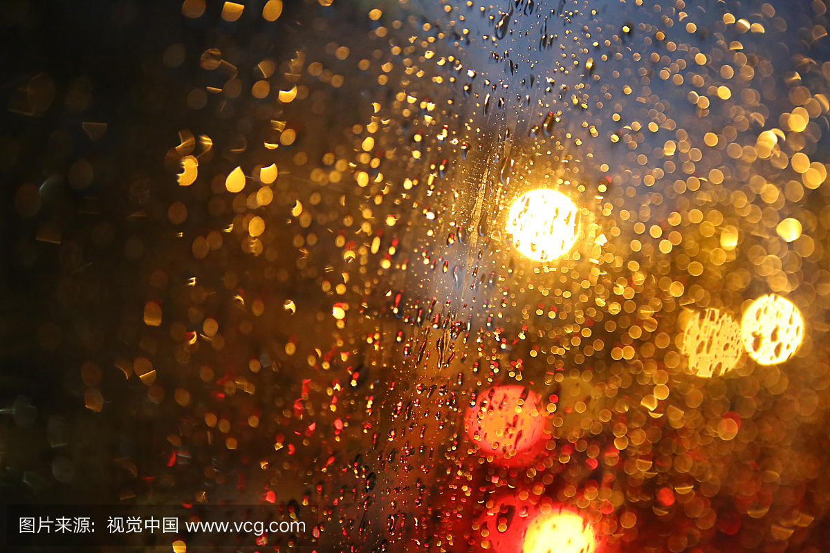 在黄昏的车窗上下雨