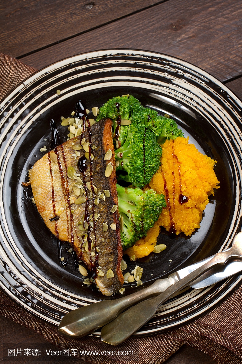 烤南瓜籽,西兰花和辣南瓜泥鲈鱼