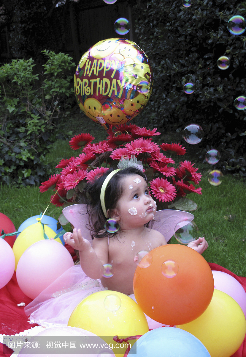 女婴庆祝她的第一个生日