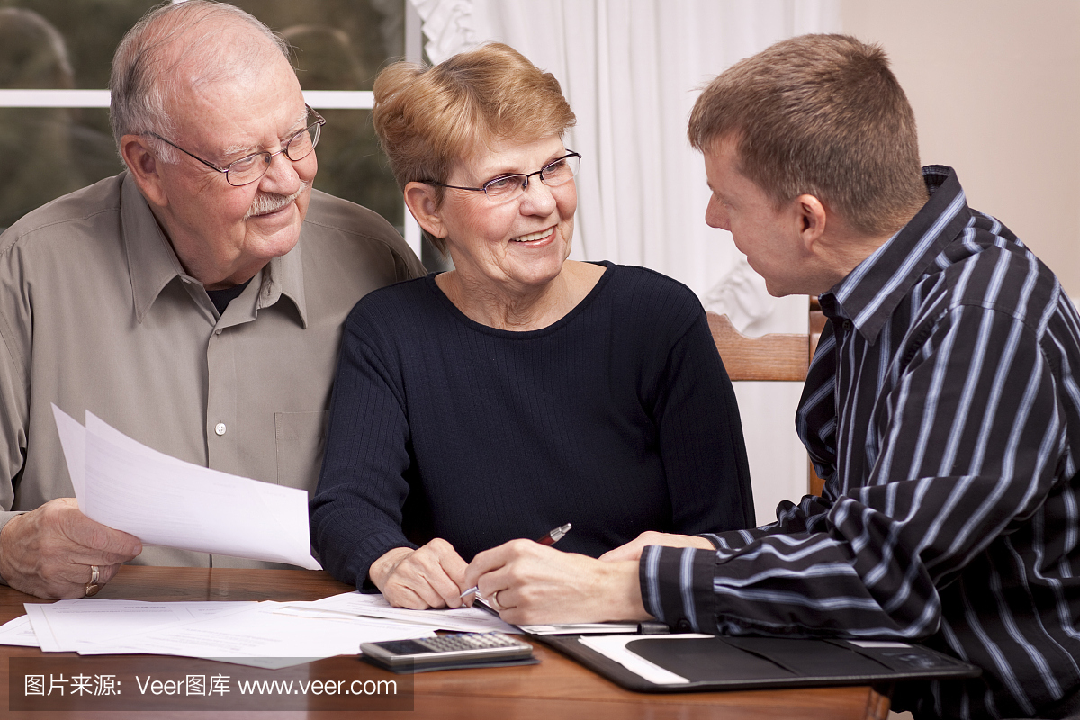 男子给财务顾问给高级夫妇微笑