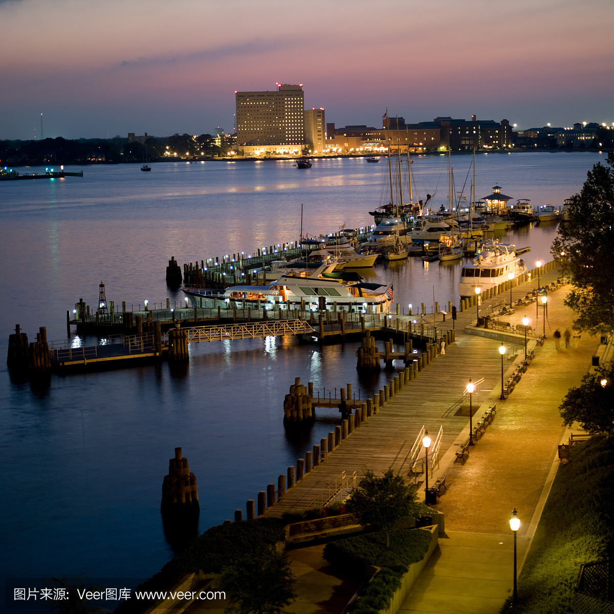 弗吉尼亚州黄昏的诺福克码头和港口