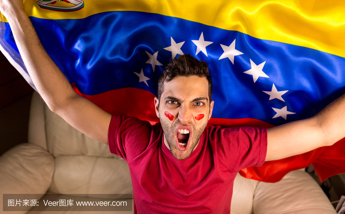 委内瑞拉人挥舞着委内瑞拉国旗