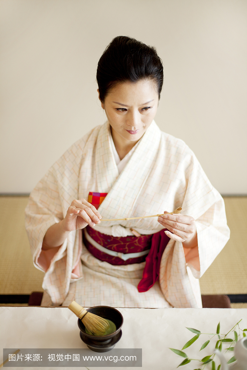 穿和服的女人做茶道