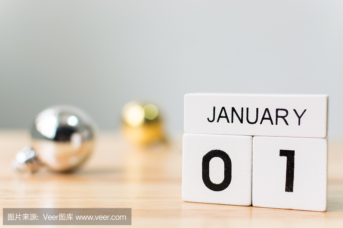 1月1日,日历木块与圣诞球装饰在桌子上,新年度