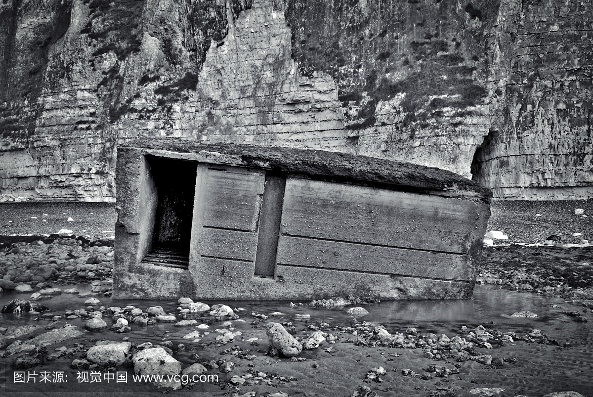被遗弃的地堡在海滩对悬崖