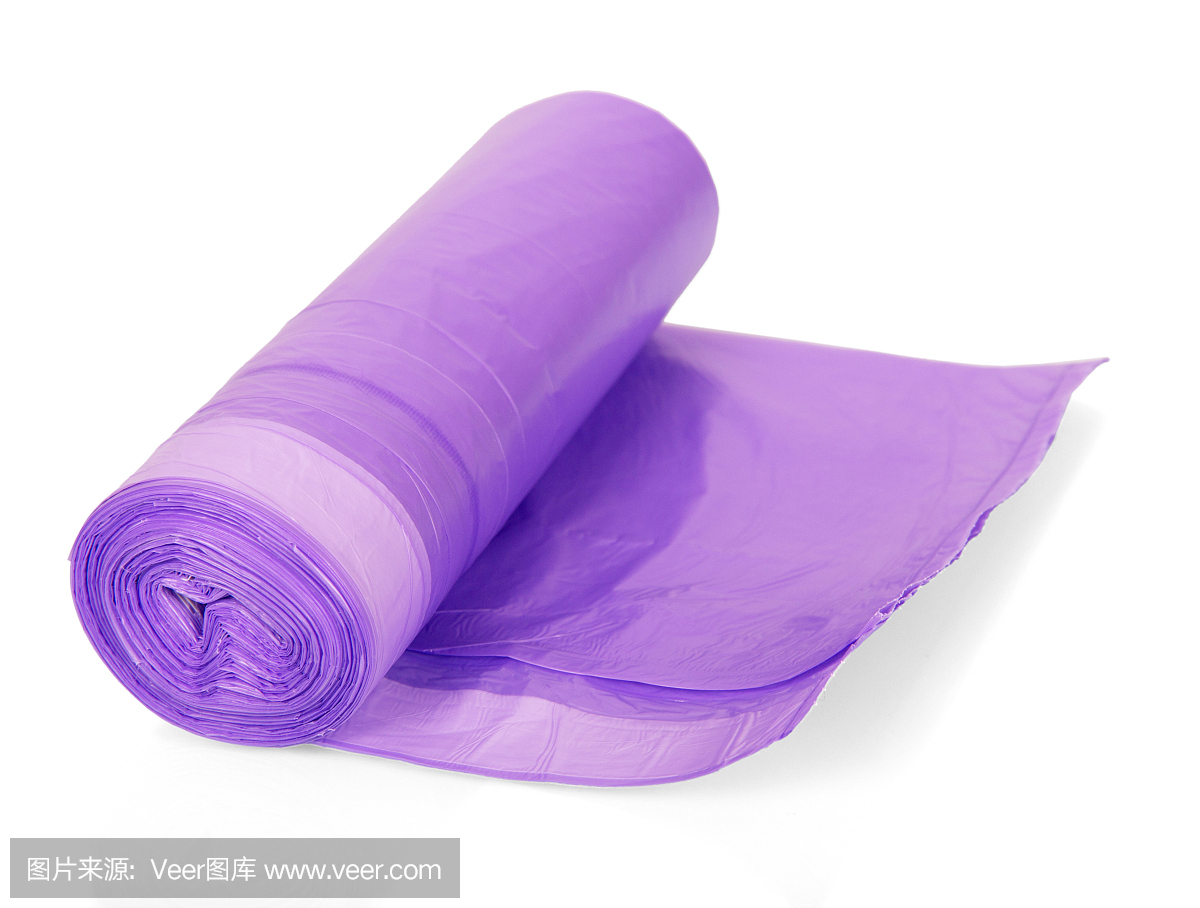 淡紫色垃圾袋,孤立在白色背景上的卷