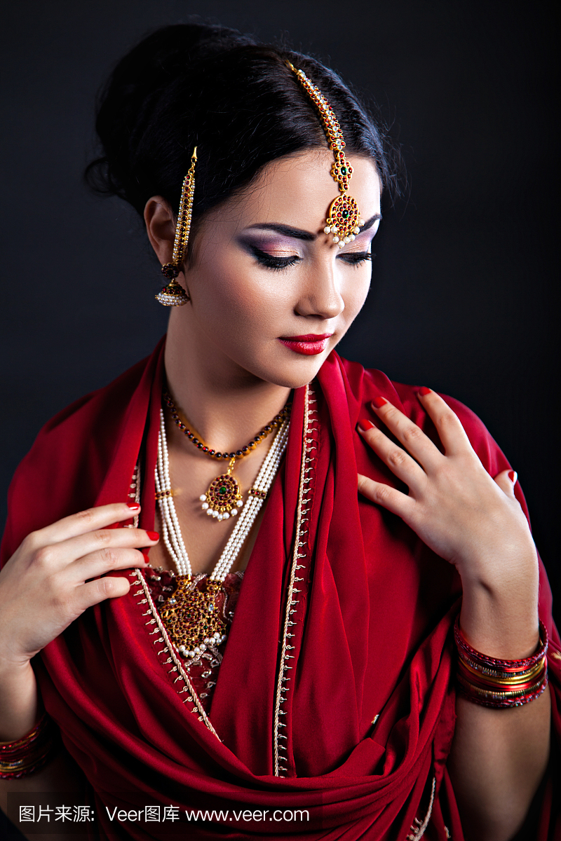 美丽的年轻印度女人与东方的传统服装