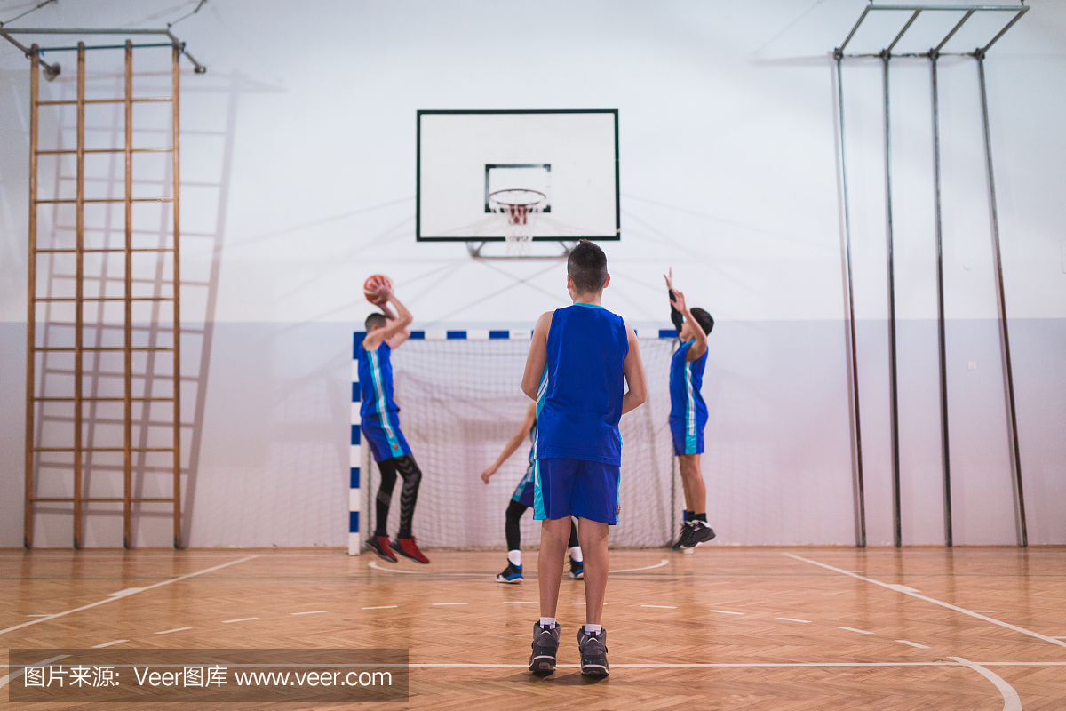 男孩打篮球和举办训练班