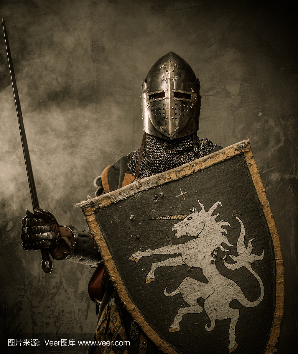中世纪骑士在装甲准备战斗