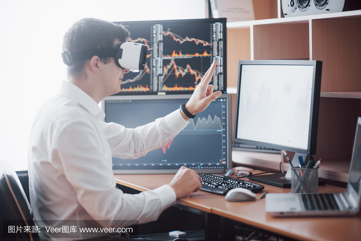在股市上的虚拟现实交易中的商人。在背景中的