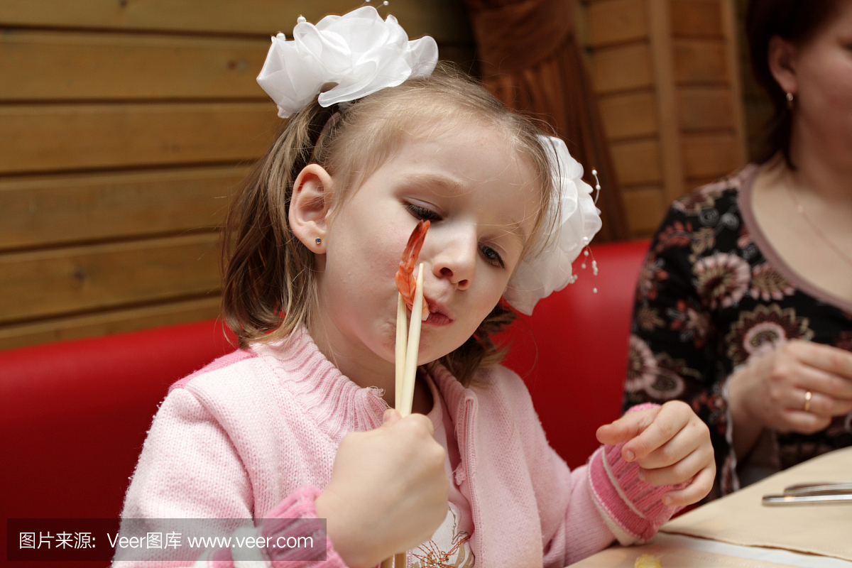 女孩用筷子