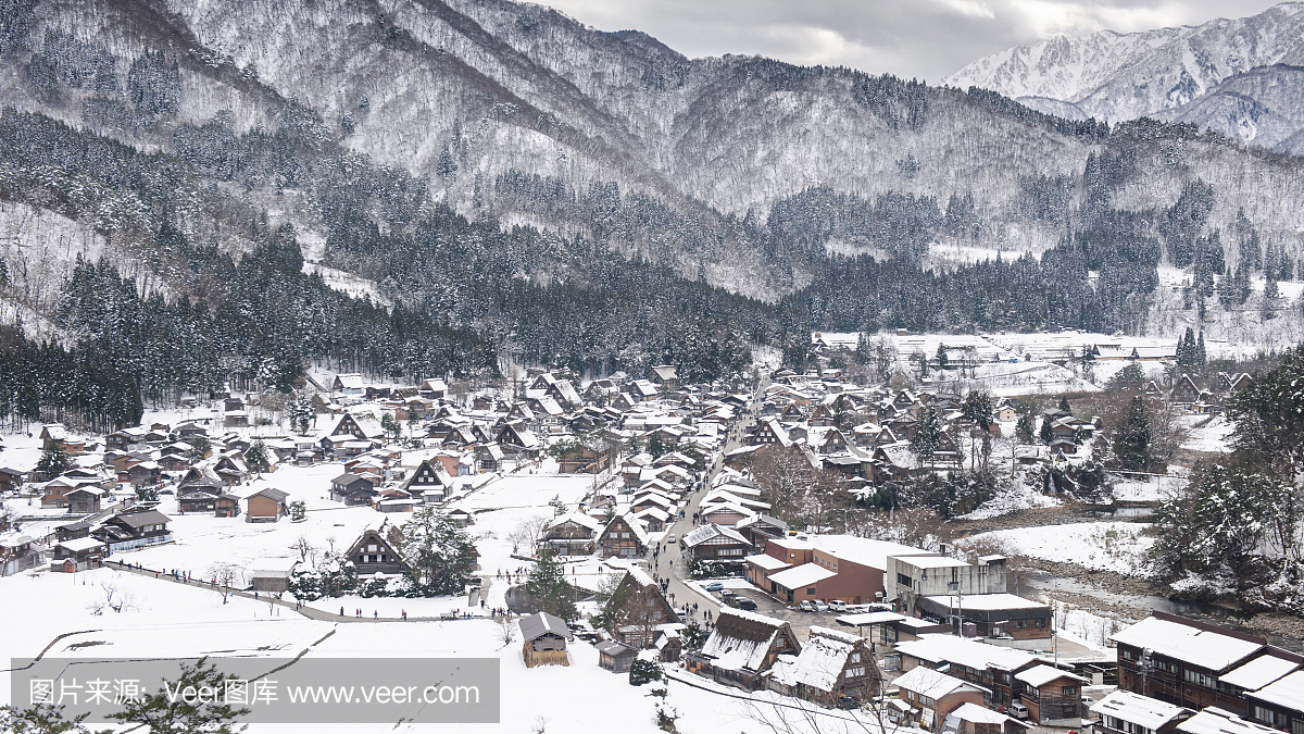 冬天白川与降雪岐阜中部日本