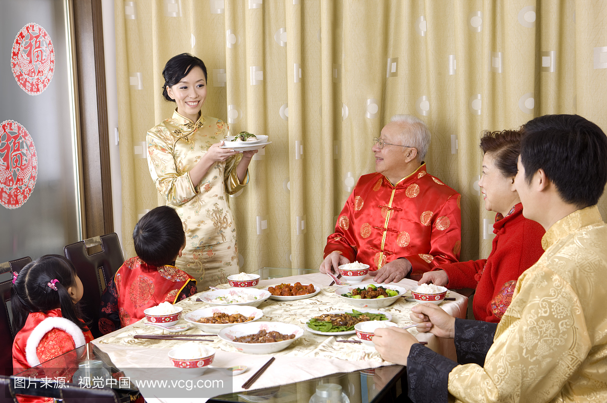 衣服晚饭的传统成员一起吃头型,看着年轻家庭头小的女孩儿做什么样女子图片