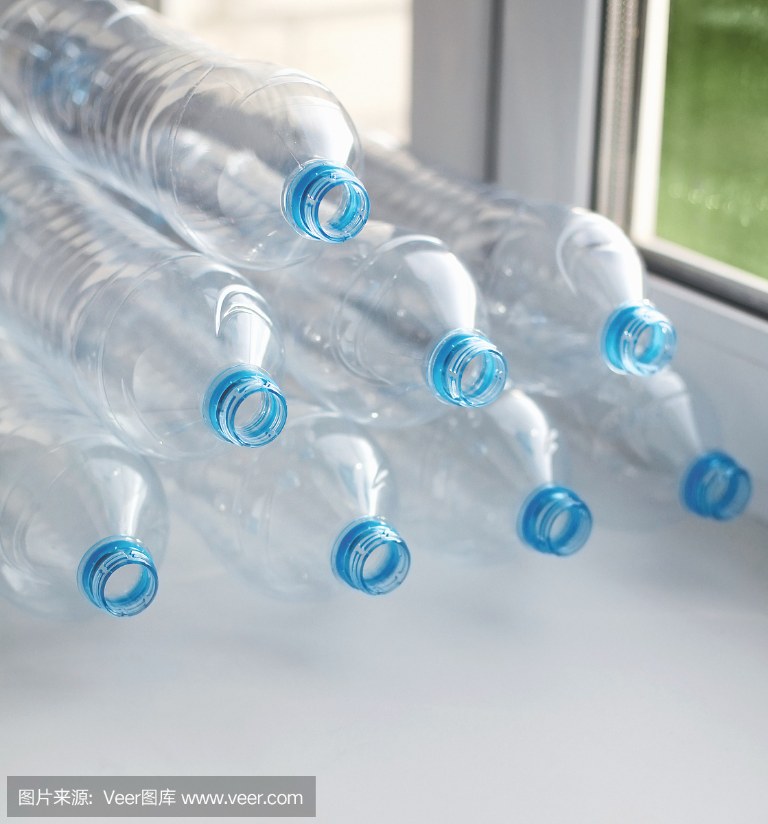 清洁空的二手塑料水瓶在桌子上 - 回收和食物储