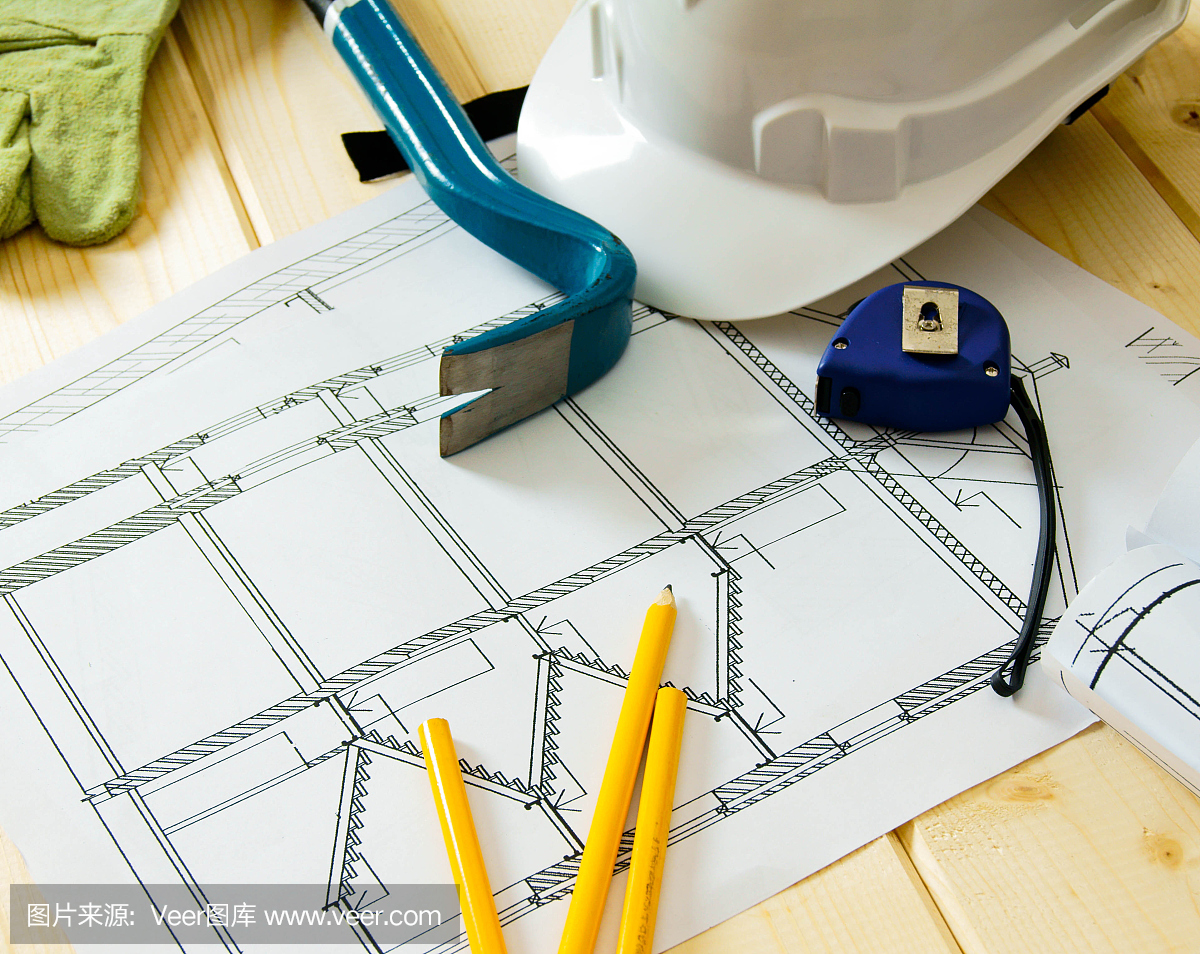 维修工作。建筑图纸,头盔,底盘等工具