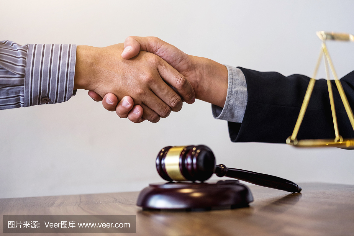 良好合作后的握手,男性律师与商人客户,税务和