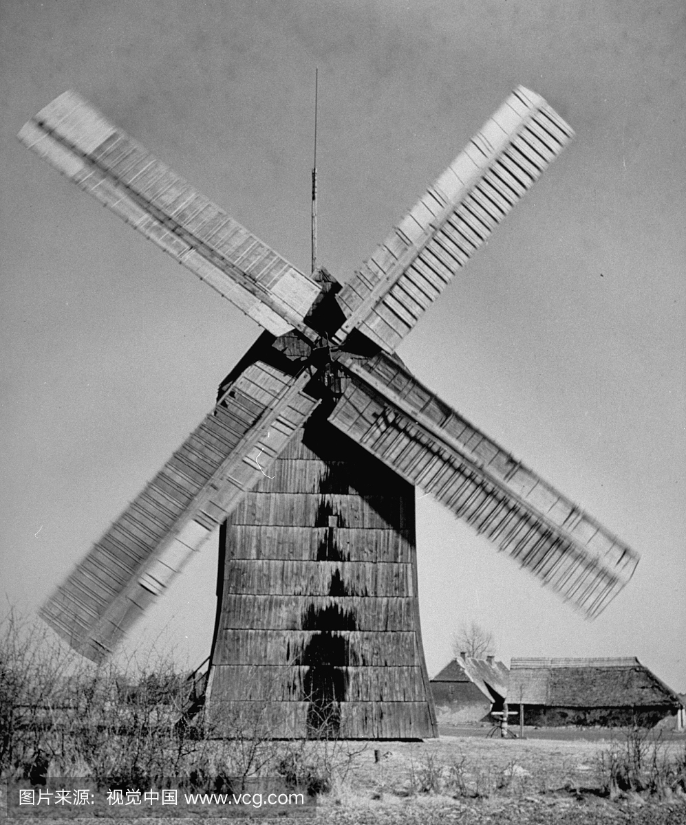在波兰国家农场的一个老风车。