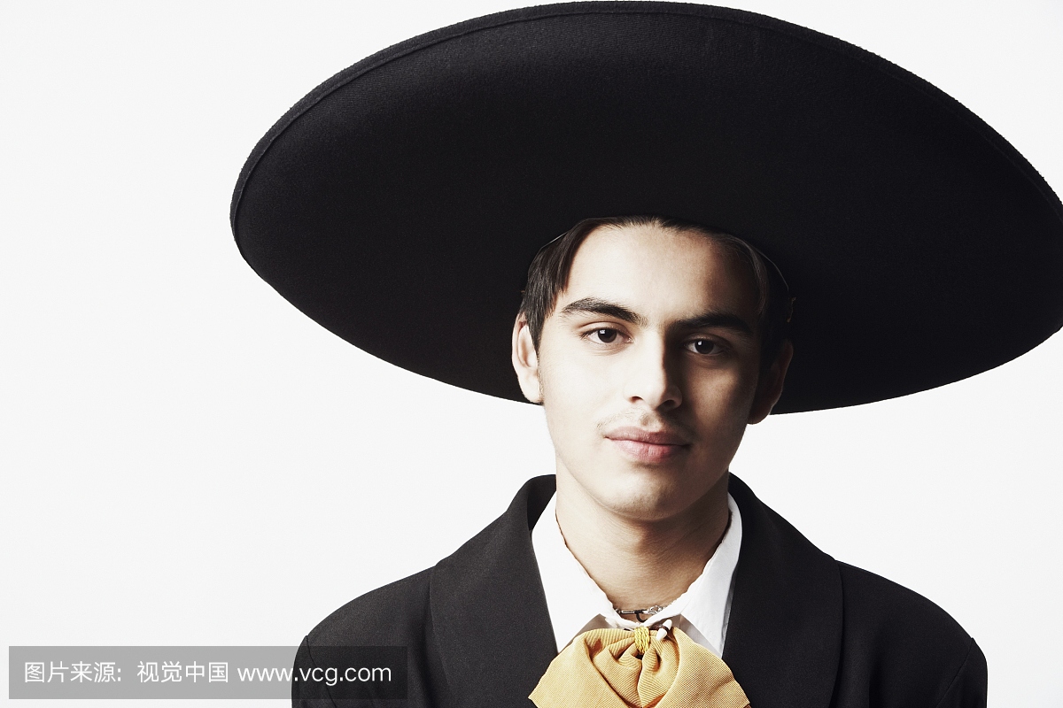 一个十几岁的男孩在传统服装的肖像