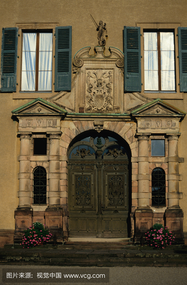 德国温泉小镇巴登巴登别墅的大门面。自19世