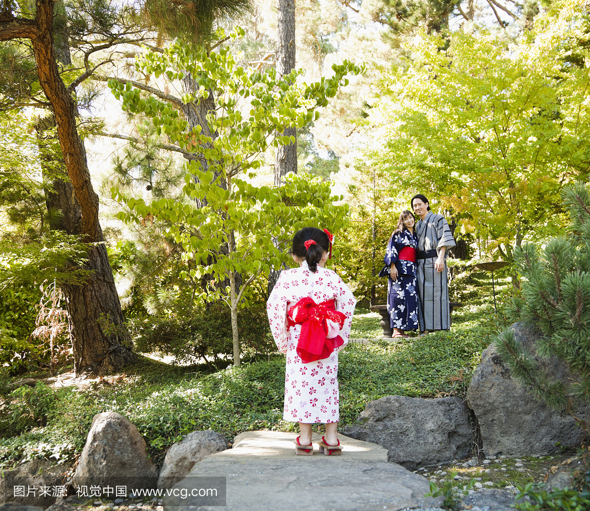 混合种族家庭在花园穿日本和服