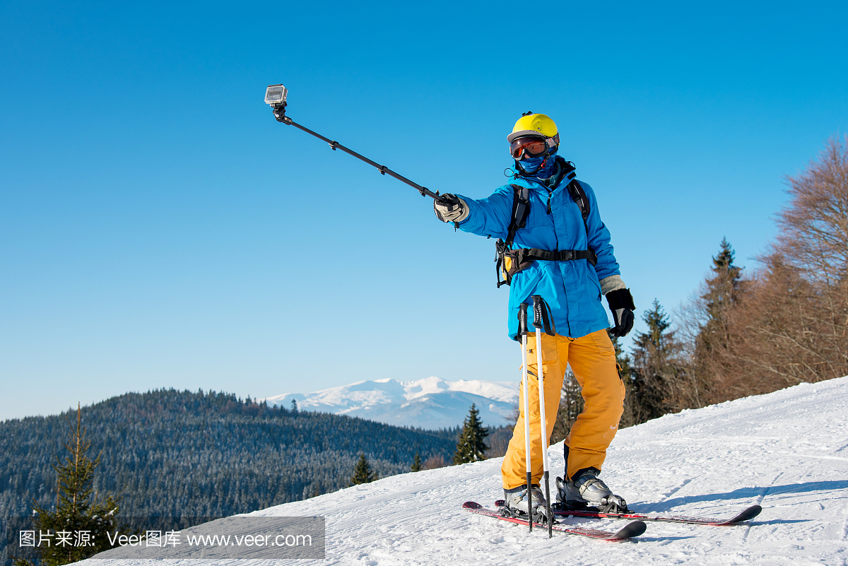 拍摄使用自拍照拍照的专业滑雪者使用自拍照棍