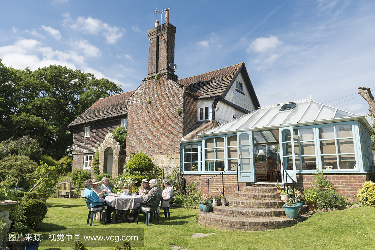 集团的高级女性朋友下午茶露天