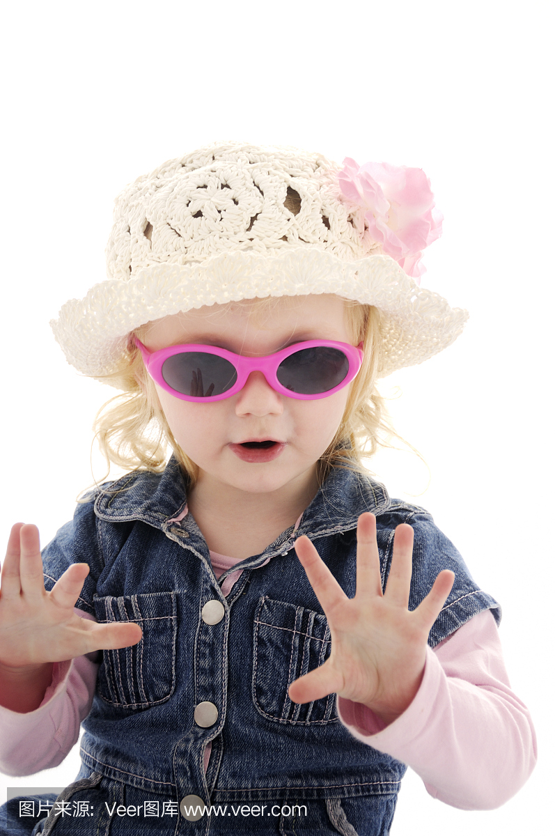 两岁的女孩戴着太阳眼镜和帽子