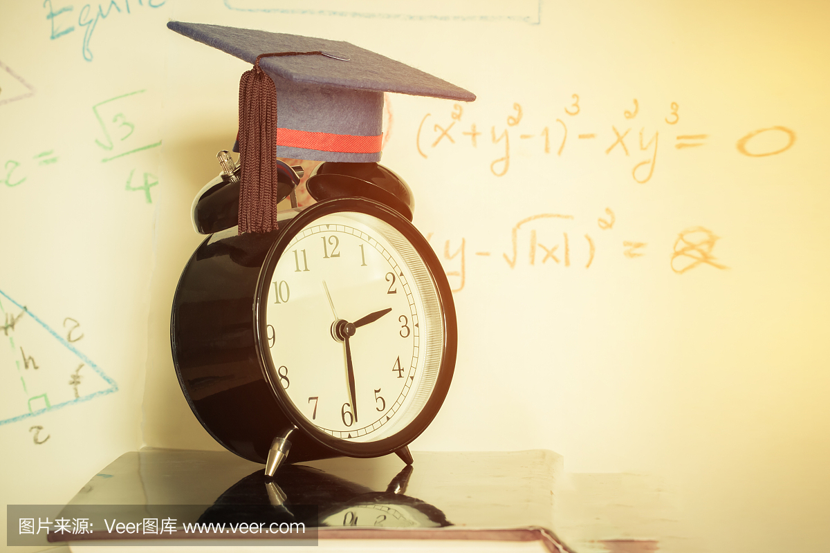 顶级复古闹钟与数学公式方程图在屏幕教室上的