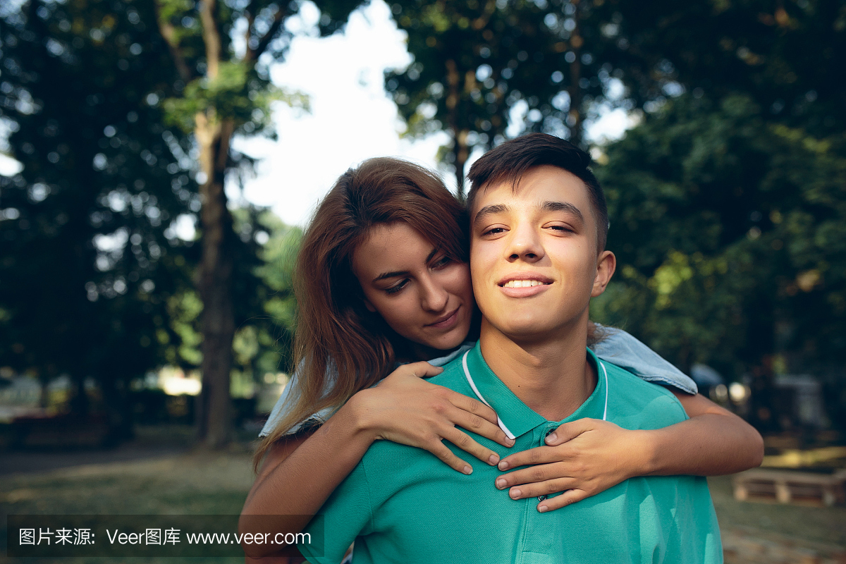 男人背着一个女孩