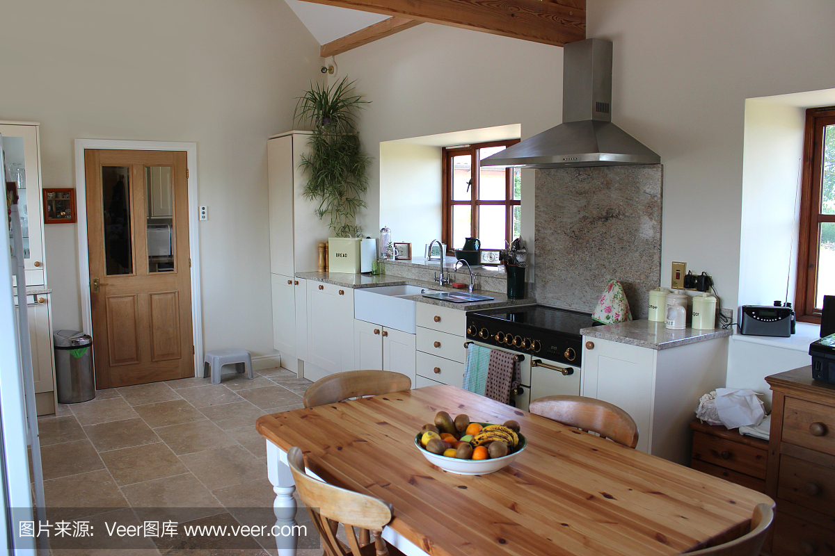 乡村厨房,花岗岩台面,燃气灶灶,瓷砖地板,松树桌