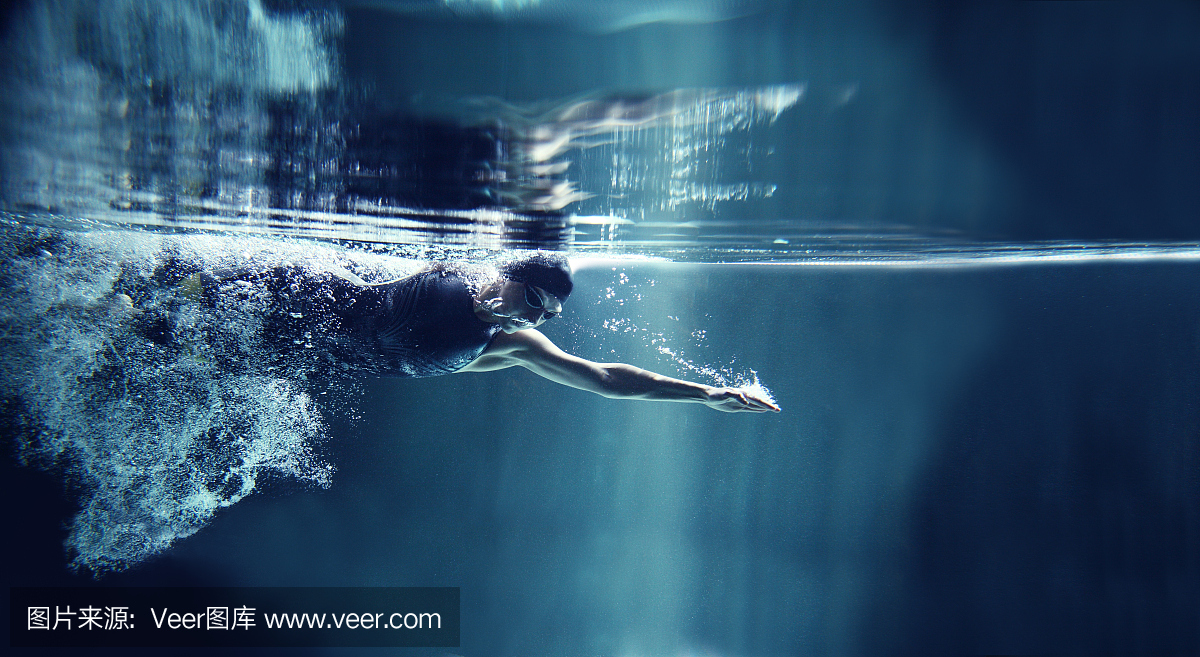 运动员在蓝色背景游泳自由泳,水下视图