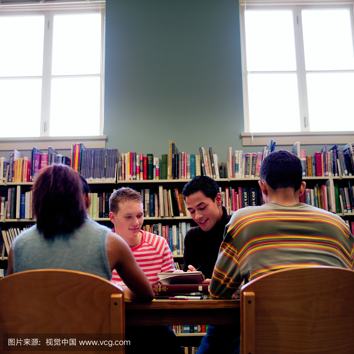 坐在图书馆桌上的高中生分数荥阳2015高中中招图片