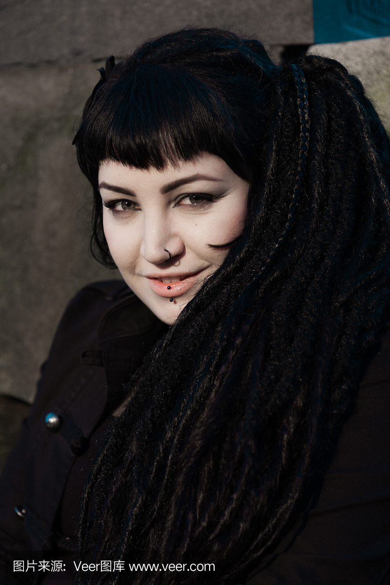 在公墓的哥特式女孩。