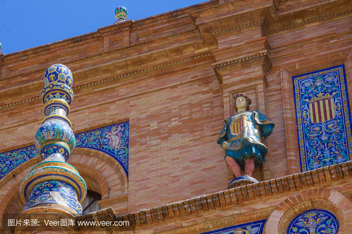 详细描述塞维利亚西班牙着名广场的雕像
