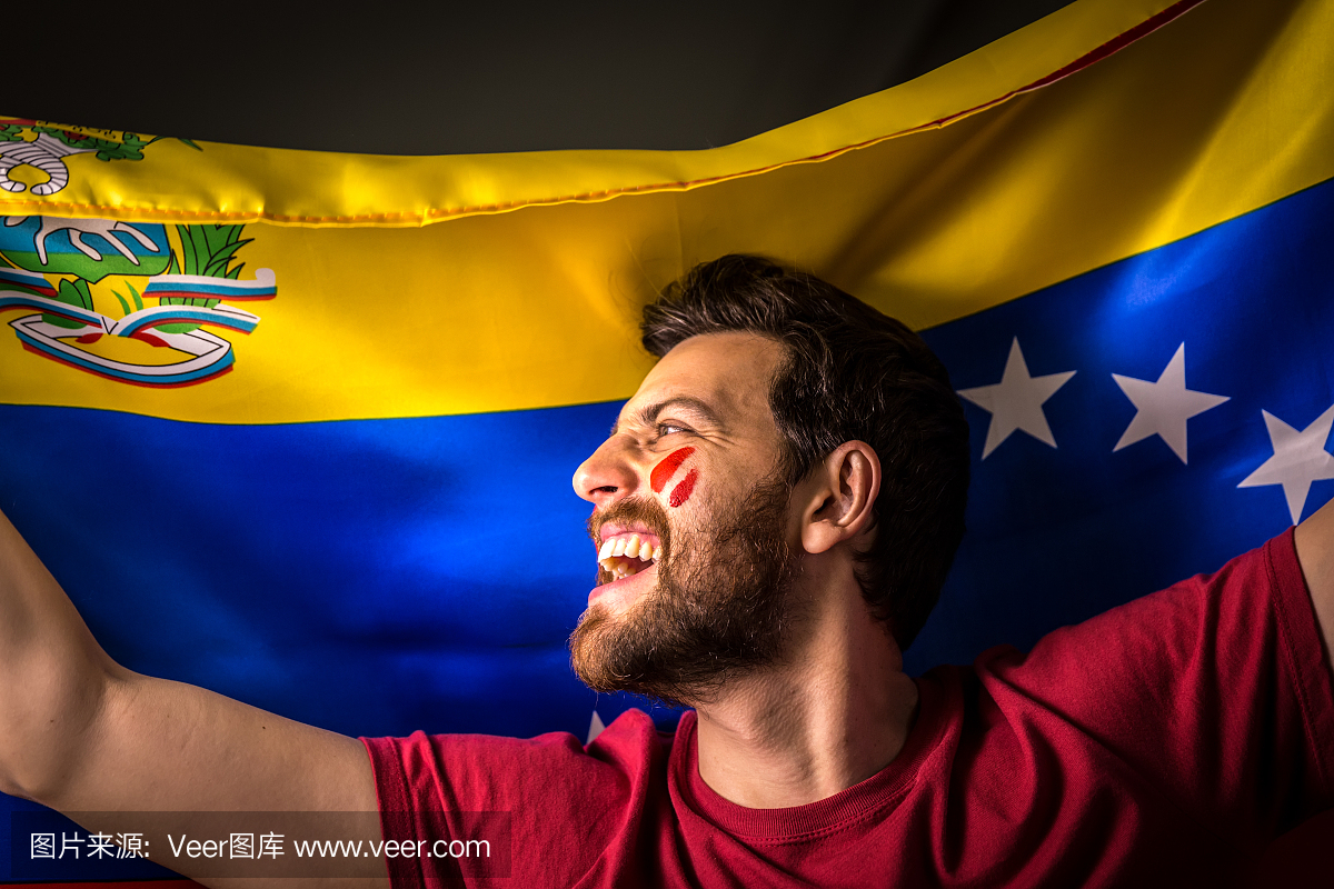 委内瑞拉球迷拿着国旗