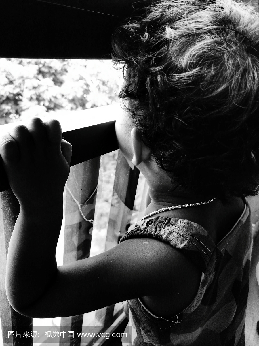 在阳台的女孩的高角度视图